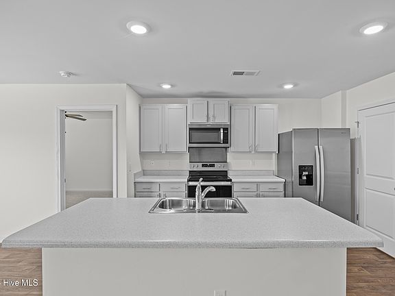 3rd image of 562 Draymore Drive NE