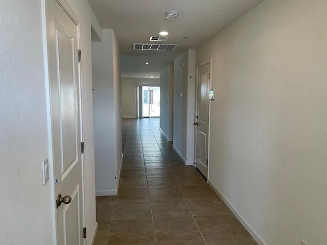 2267 Sanders Ct — Photo 3