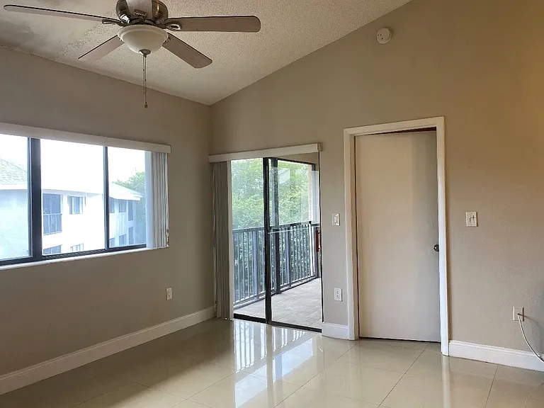 2445 SW 18th Ter #9-022 — Photo 9