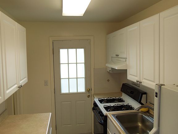 3rd image of 43 Lincoln Dr