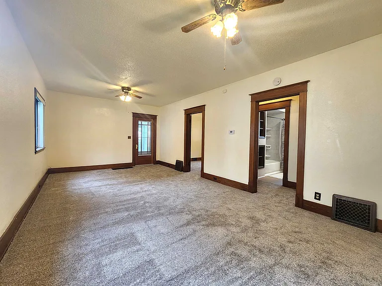 203 E Hines St — Photo 6