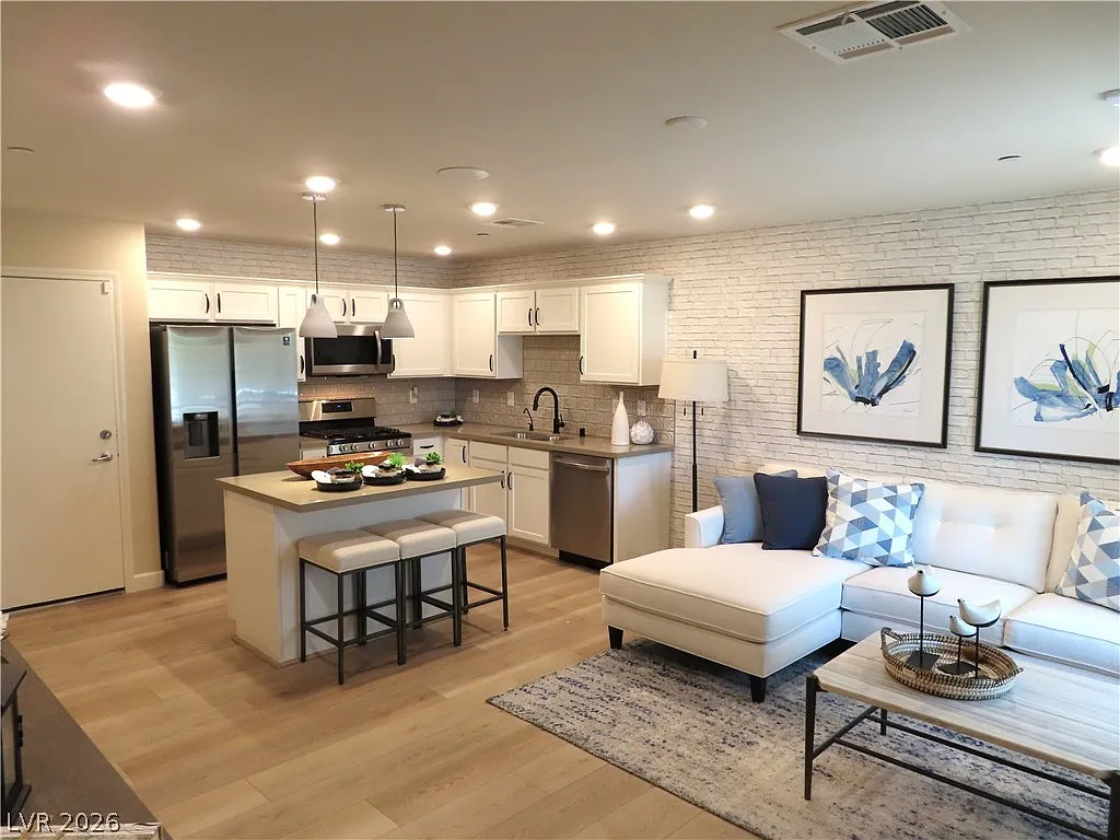 3 bed, 2.5 bath, 1181 sqft, $2,125 — Photo 4