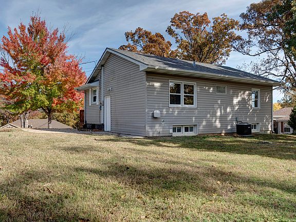 4th image of 130 Lakeshore Dr