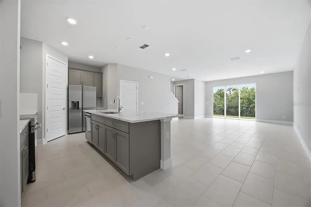 3 bed, 2.5 bath, 1670 sqft, $3,000 — Photo 4