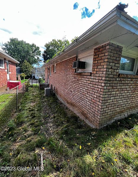 4th image of 51 Glenwood St. Street