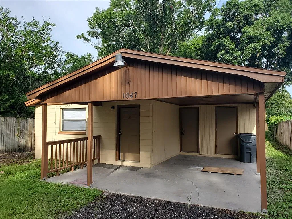 3 bed, 1.0 bath, 1077 sqft, $1,595 — Photo 1