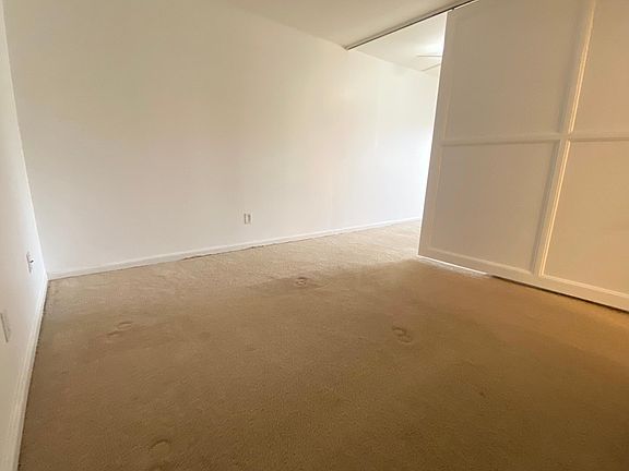 5th image of 966 Bloomfield Village Blvd APT C