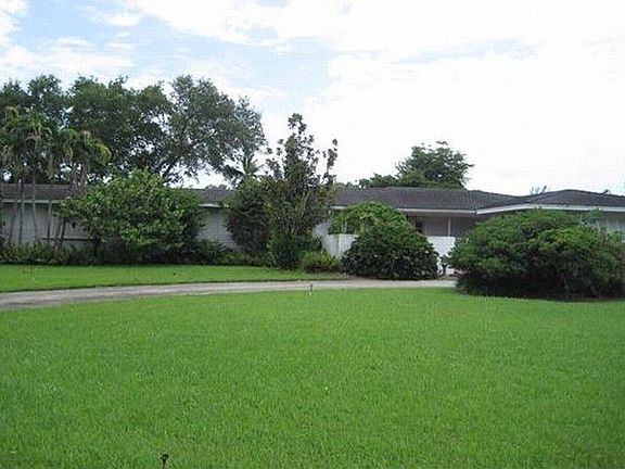 3rd image of 5410 Banyan Dr