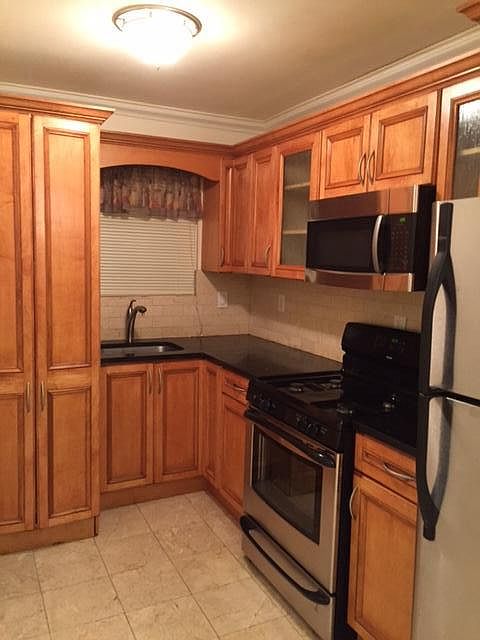 Kitchen: Custom cabinets ; Granite Counter Tops ; Stainless 