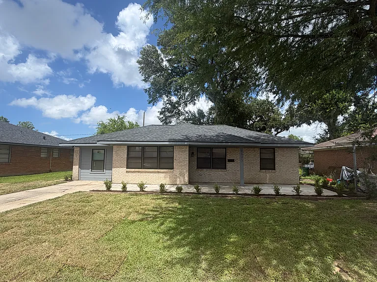 1605 Marguerite Ln — Photo 1