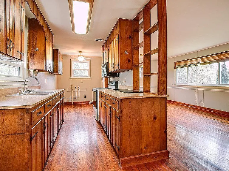 3705 Oxford St — Photo 10