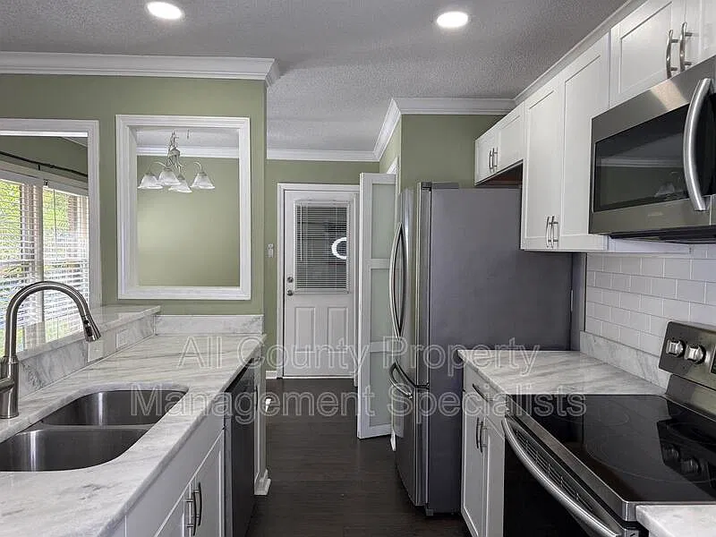 3 bed, 2.0 bath, 1490 sqft, $2,095 — Photo 3