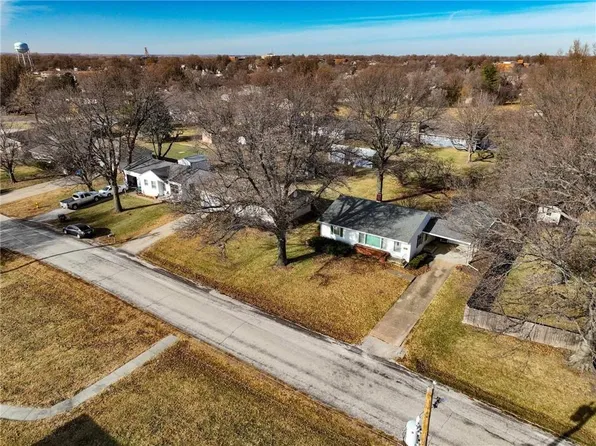 210 Sioux Ave, Hiawatha, KS 66434