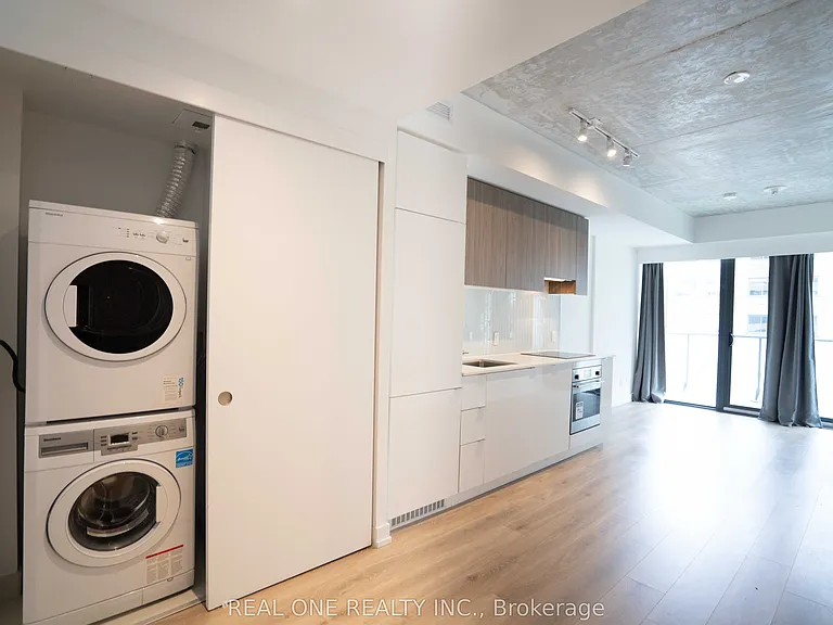 161 Roehampton Ave #318 — Photo 5