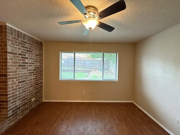 2412 Amber Hill Ln — Photo 6