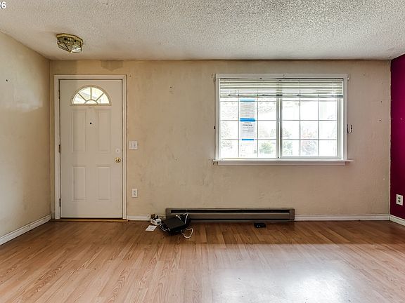 2nd image of 445 SW Juniper St
