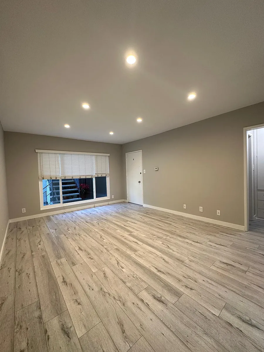 Building Photo - 7555 De Longpre Ave #9