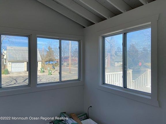 3rd image of 211 Henley Ave