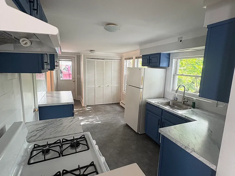 111 Cliff St — Photo 5
