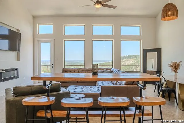 4 bed, 2.0 bath, 2125 sqft, $3,900 — Photo 1