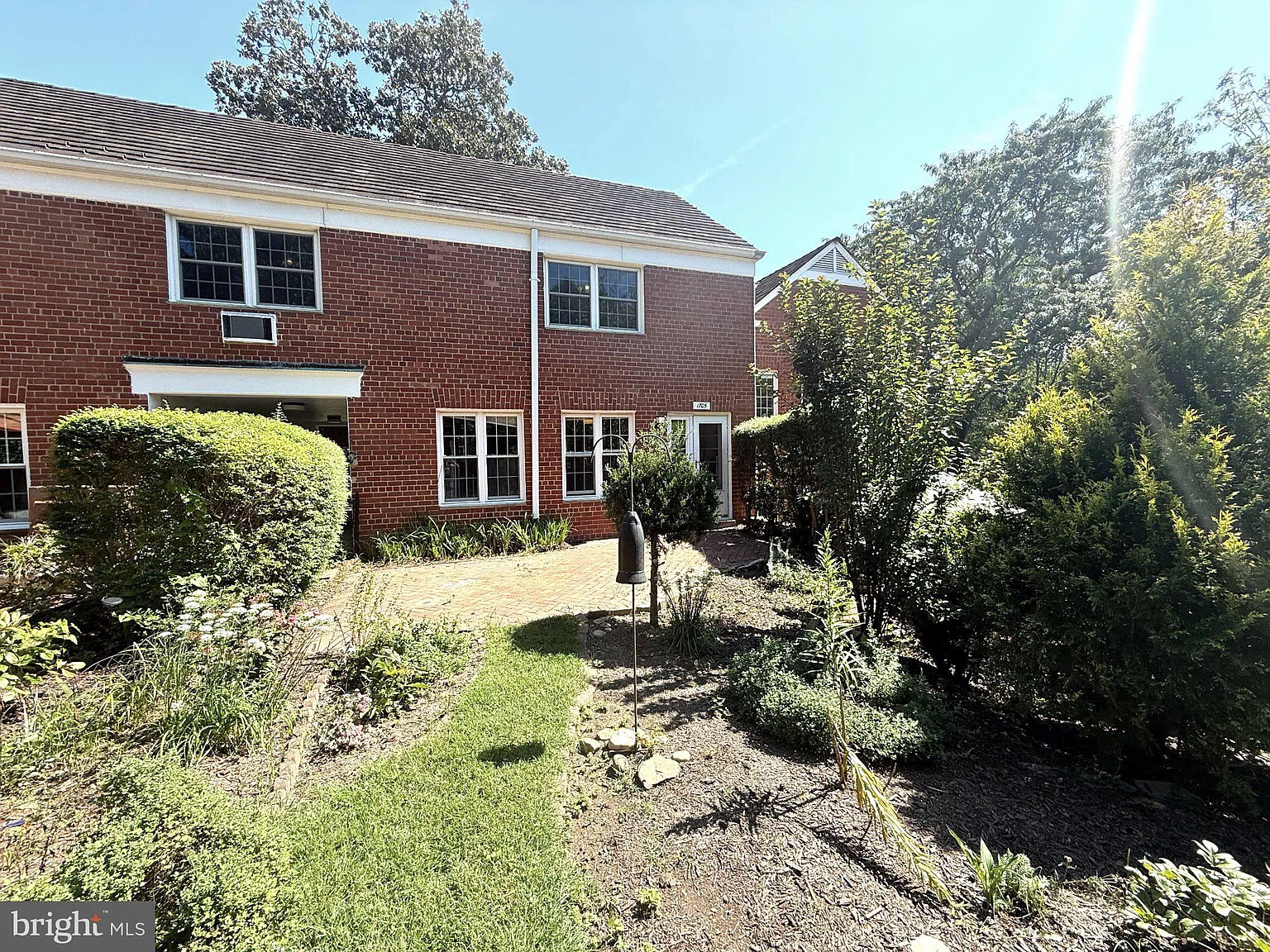 3 bed, 1.0 bath, 1007 sqft, $3,000 — Photo 2