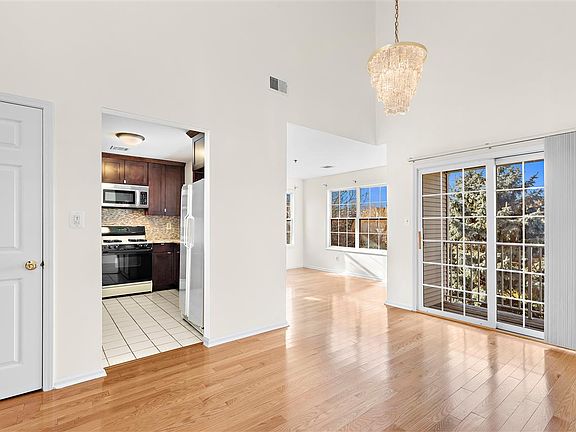 5th image of 132 Cambridge Ct