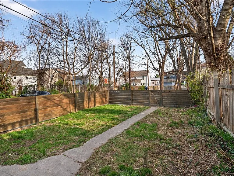 413 E Ormsby Ave — Photo 25