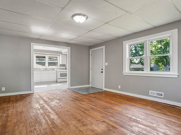 5th image of 146 E Greenview Ave
