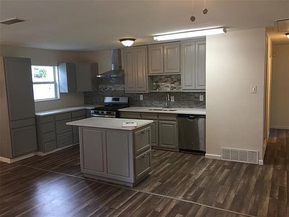 3rd image of 3221 Parker St