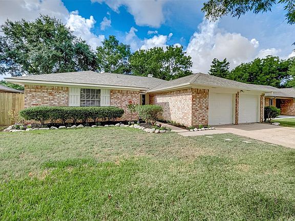 Subtle perfections and attention to detail bring a fresh jois de vive to this traditional home in Katy, TX.