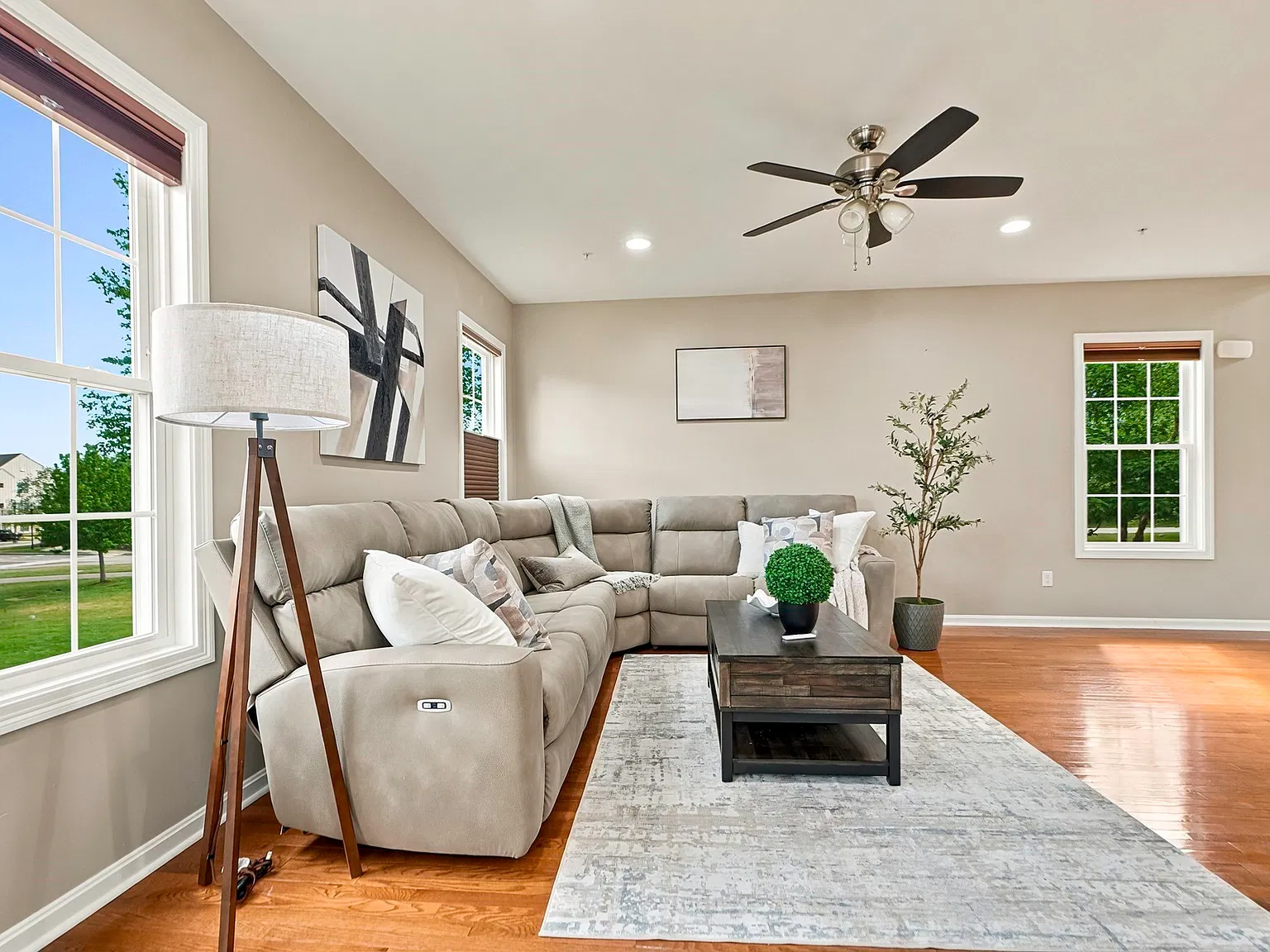 3 bed, 2.5 bath, 2450 sqft, $3,900 — Photo 3