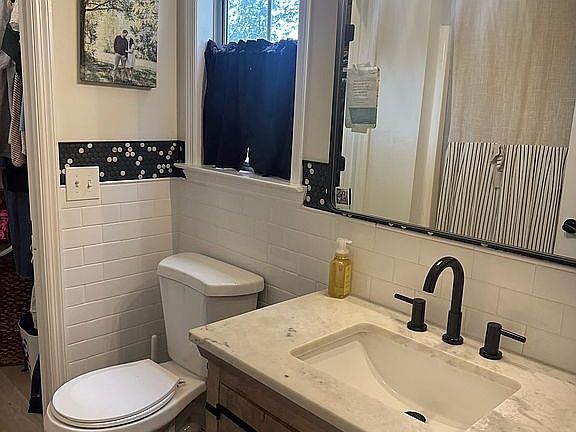 4th image of 2133 Eastview Dr