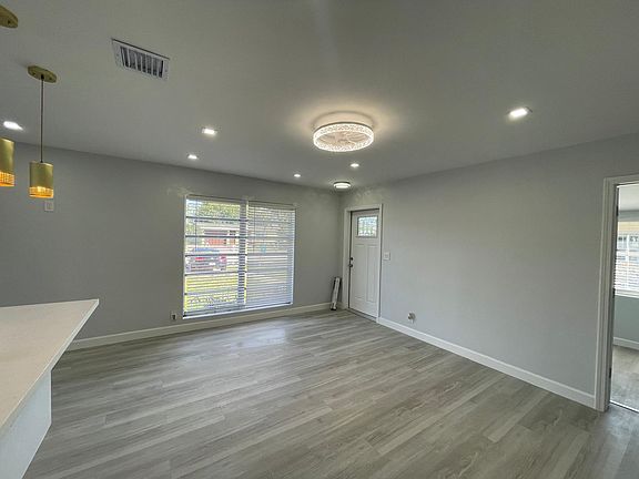 5th image of 431 NW 33rd Ter