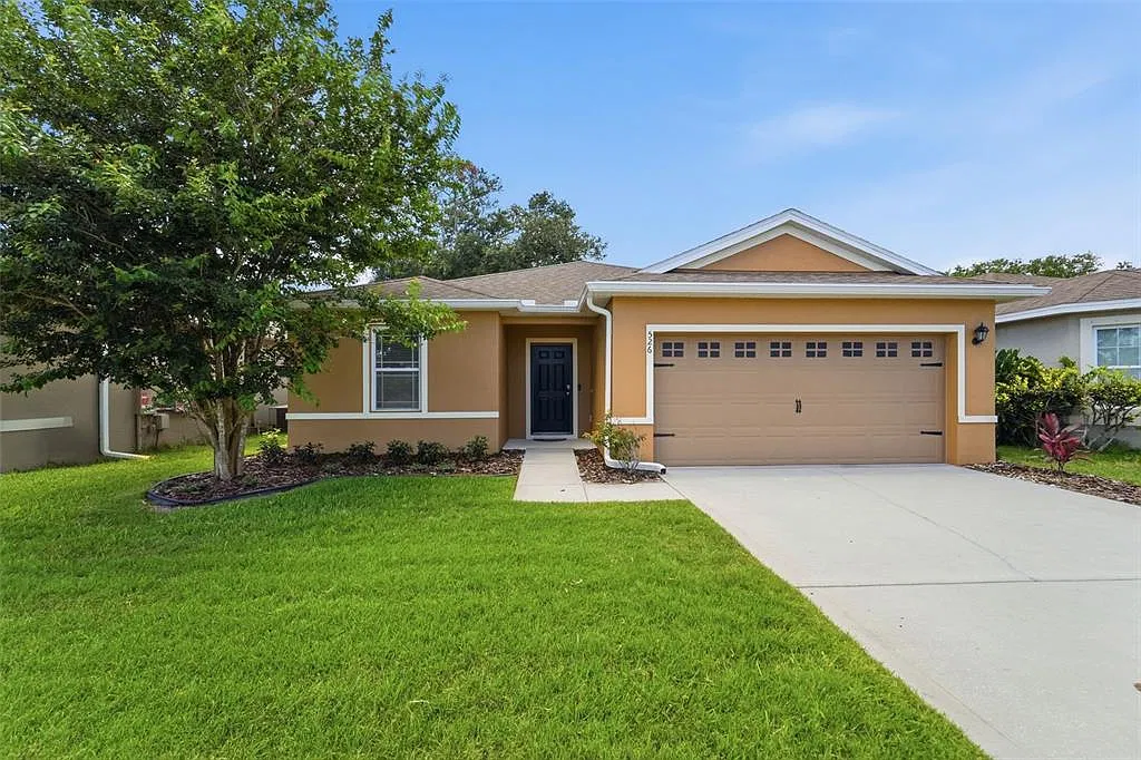4 bed, 2.0 bath, 1842 sqft, $2,200 — Photo 2