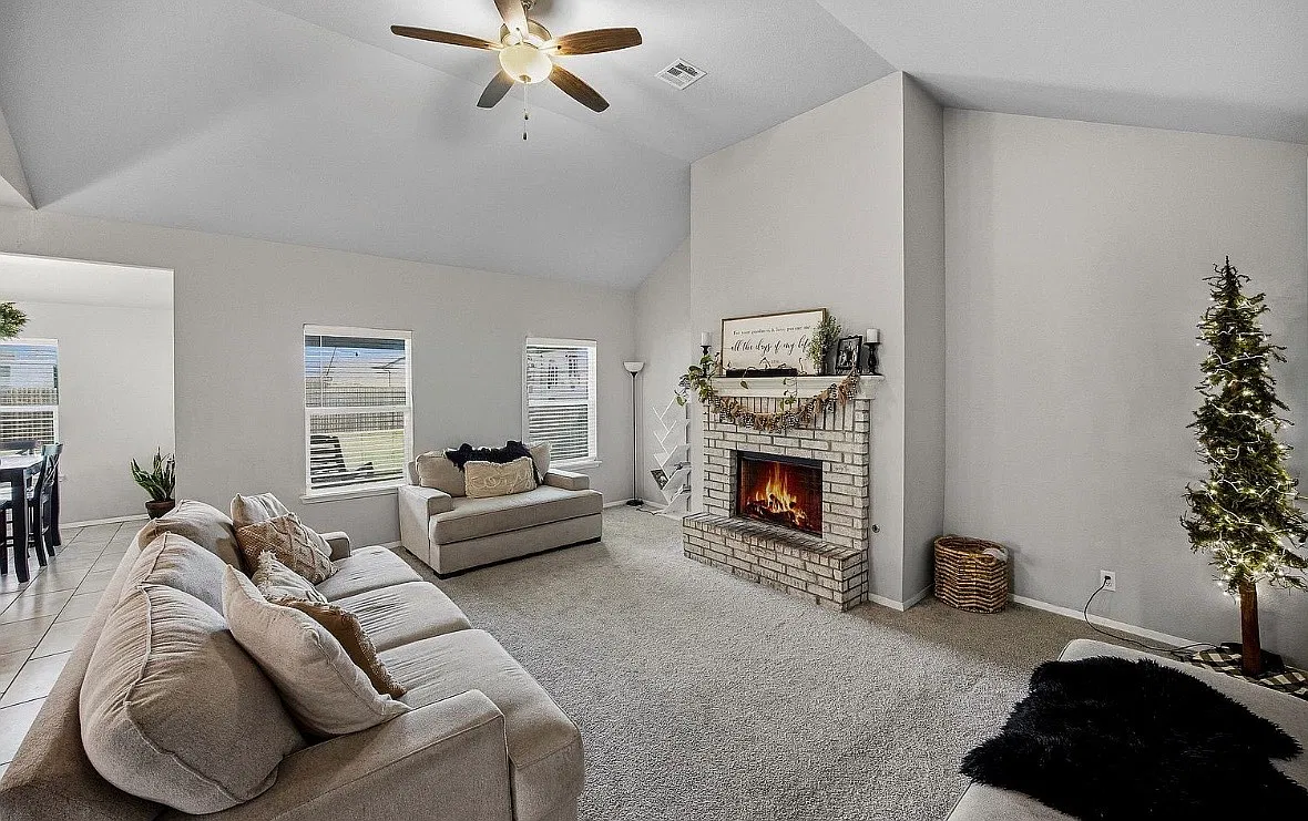 4 bed, 2.5 bath, 1967 sqft, $2,375 — Photo 3