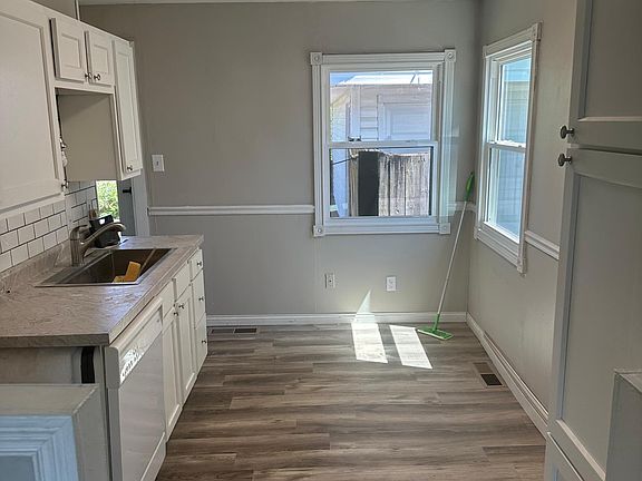 3rd image of 2525 E Dorothy Ln