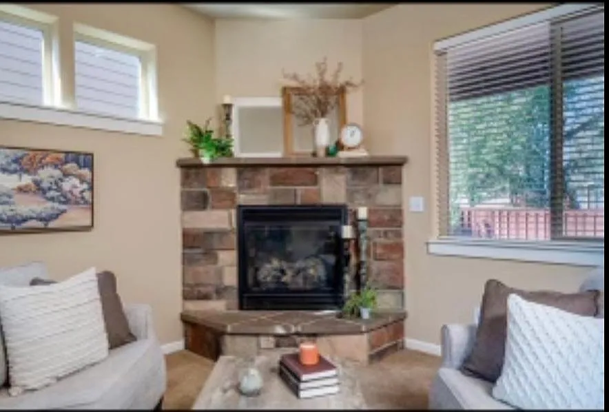 4 bed, 2.5 bath, 2358 sqft, $2,300 — Photo 4
