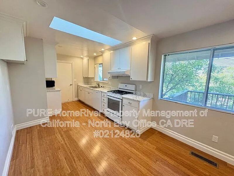 3 bed, 2.0 bath, 1689 sqft, $4,000 — Photo 4