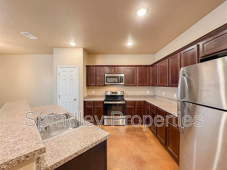 829 Laila Ln — Photo 4