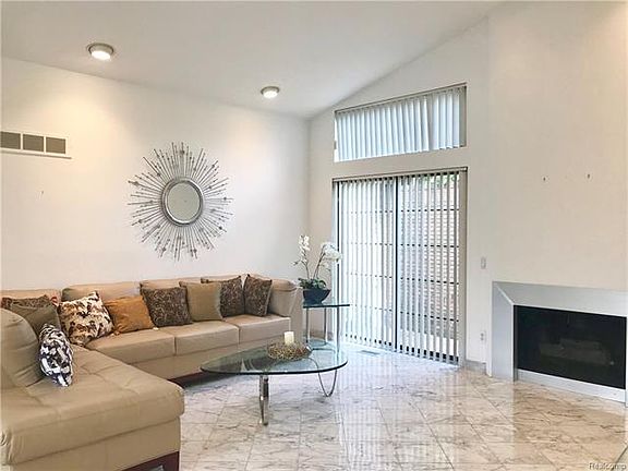 5th image of 6988 Pebblecreek Woods Dr #1