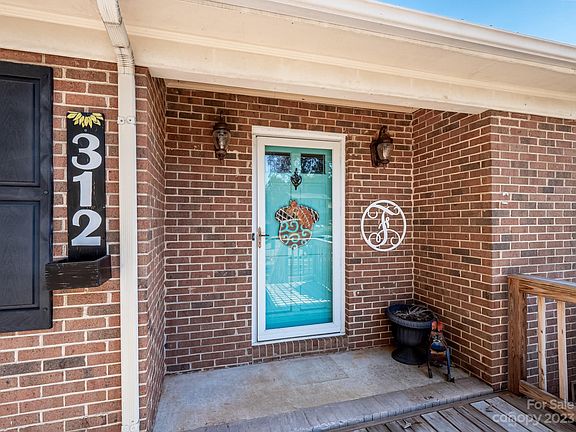 4th image of 312 Somerset Dr