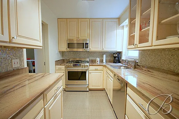 Sold by Bellmarc Realty | media 3