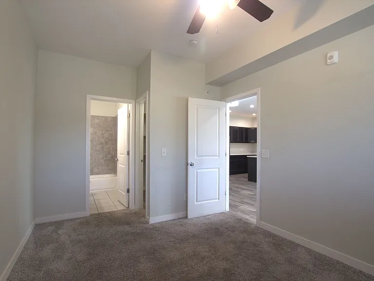 1601 Kimbark St #104 — Photo 8