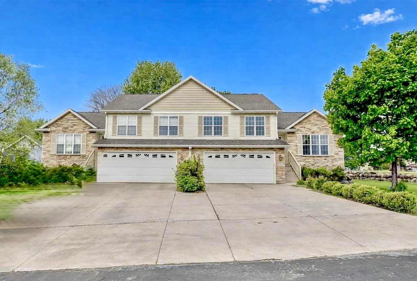 4 bed, 3.0 bath, 2160 sqft, $3,150 — Photo 1