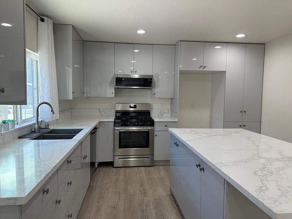 1st image of 215 E McFarlane Dr