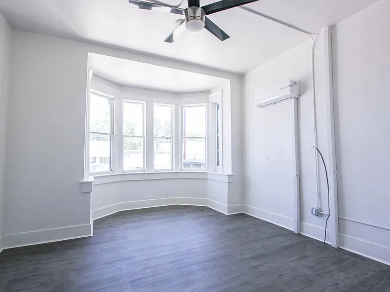 215 E Willis St — Photo 2