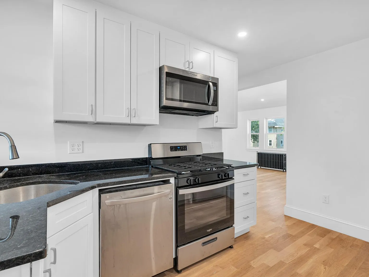 949 Hancock St — Photo 4