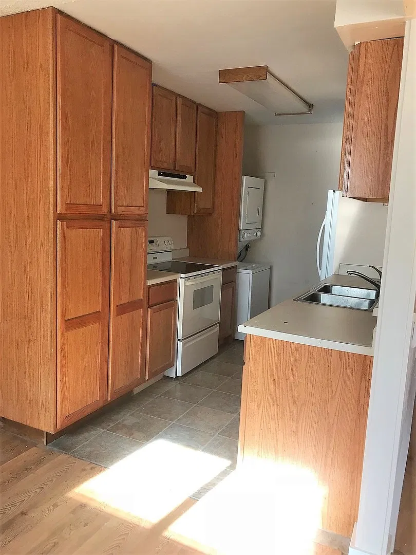 Cute Condo Close to Meadowood Mall — Photo 2