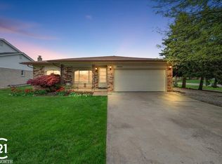 39024 Salem Dr, Clinton Township, MI 48038