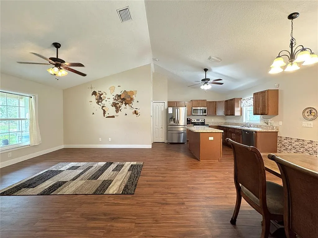 3 bed, 2.0 bath, 1411 sqft, $1,700 — Photo 4
